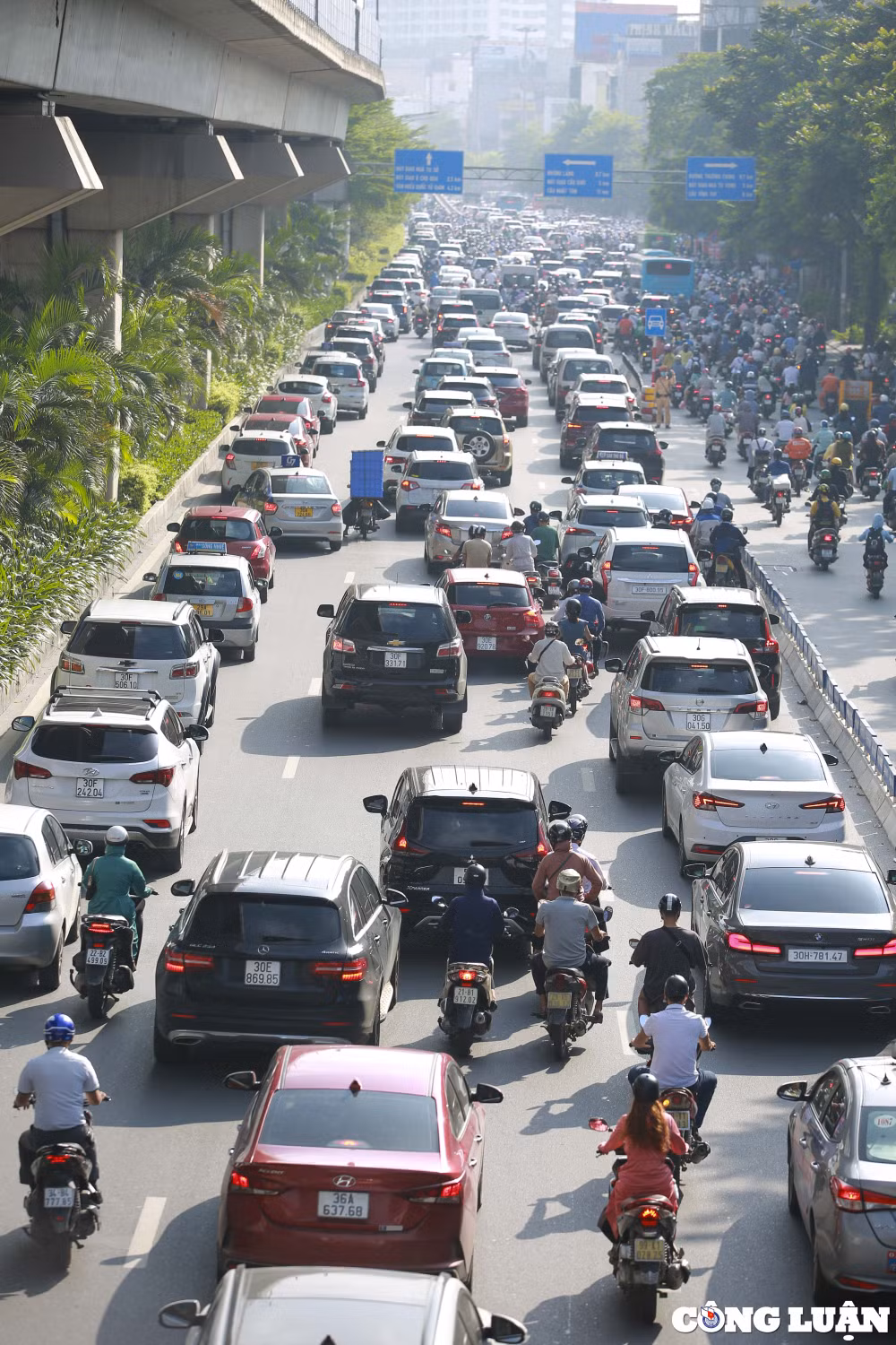 xe may o to van nham lan cua nhau tren duong nguyen trai hinh 9