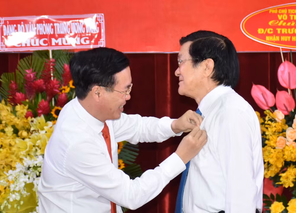 nguyen chu tich nuoc truong tan sang nhan huy hieu 50 nam tuoi dang hinh 1