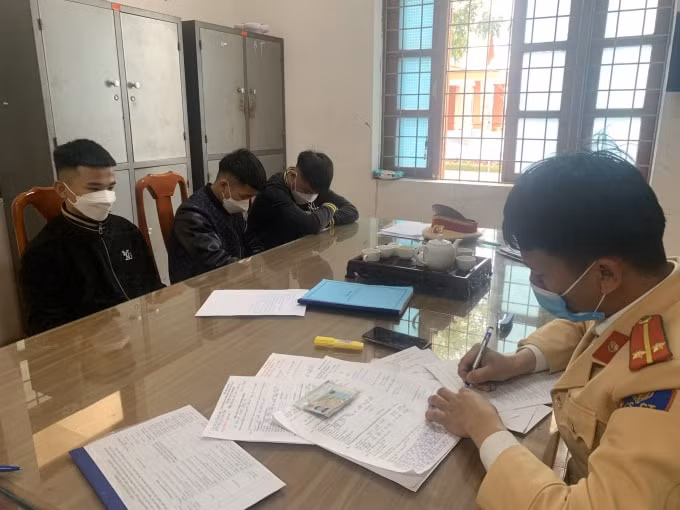 dieu khien xe bang chan roi khoe tiktok nam thanh nien bi phat hon 72 trieu dong hinh 1