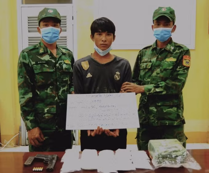 bat qua tang 1 nam thanh nien mang sung van chuyen 2 kg ma tuy hinh 1