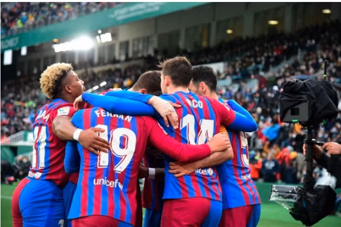 ferran torres toa sang barca loi nguoc dong danh bai elche hinh 1