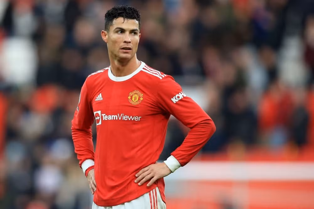 ronaldo bay thang ve bo dao nha sau khi biet phai du bi o derby manchester hinh 1