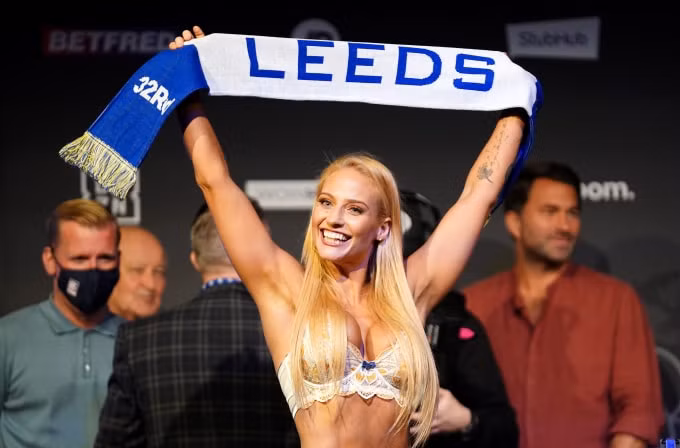 ebanie bridges yeu leeds va muon cau hon mayweather hinh 2
