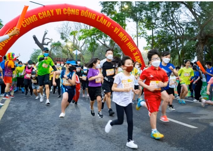 hon 4000 van dong vien chay bo vi mot hue xanh hinh 1