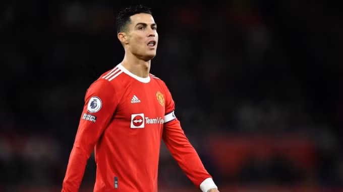 ronaldo nguy co vang mat o derby manchester hinh 2