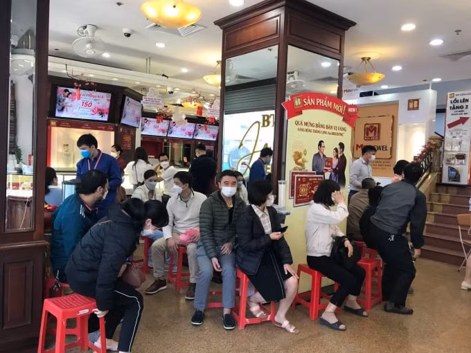 gia vang sang nay troi sut lien tuc bat ngo ha nhiet vao cuoi phien hinh 3