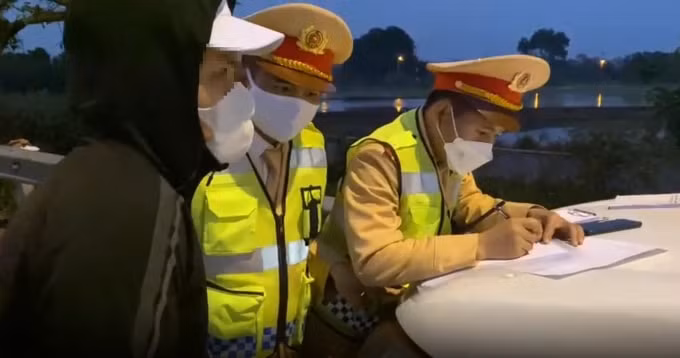 dung keo tren bar de bay cho phe tai xe bi phat hien duong tinh voi ma tuy hinh 2