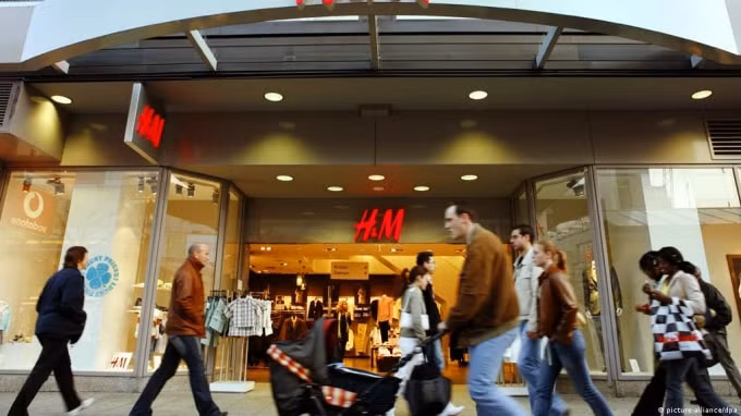 ikea va hm dong cua hang o nga hinh 2