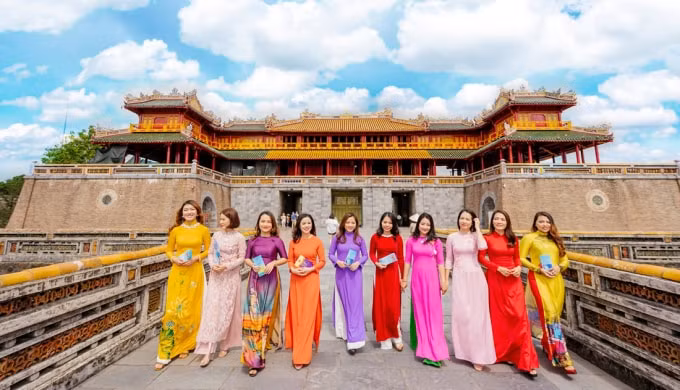 thua thien hue mien phi ve tham quan di tich doi voi phu nu mac ao dai hinh 1