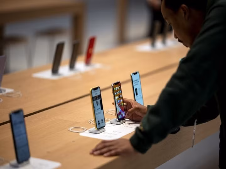 ban duoc nhieu smartphone nhung samsung van thua xa apple ve doanh thu hinh 1