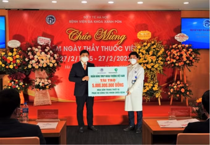 vietcombank trao tang 5 ty dong cho benh vien da khoa xanh pon hinh 1