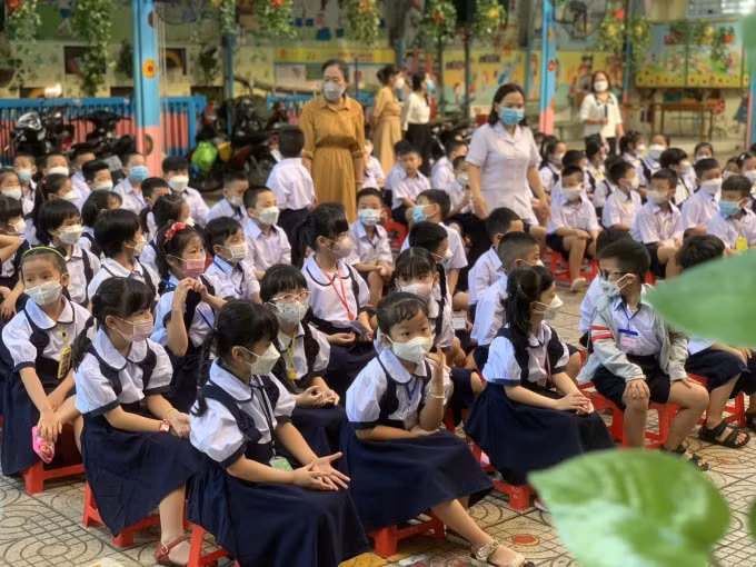 tp hcm giao gan 70000 bo test nhanh covid 19 de tam soat ca nghi nhiem tai truong hoc hinh 1