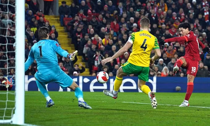 takumi minamino toa sang giup liverpool danh bai norwich 2 1 hinh 1