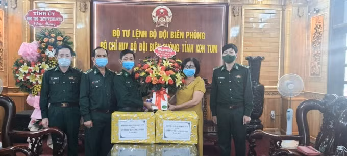 hoi nha bao tinh kon tum tham bo chi huy bo doi bien phong tinh hinh 1