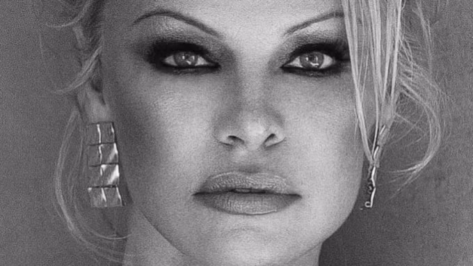 bom sex pamela anderson ra mat phim tai lieu ve doi minh tren netflix hinh 1