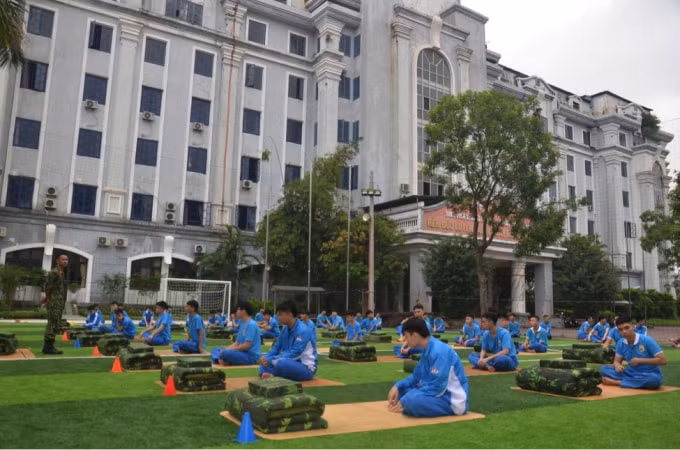 ben trong ngoi truong chuyen day hoc sinh ca biet hinh 1