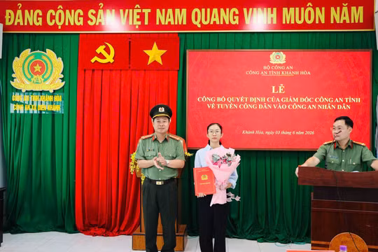 Lãnh đạo Công an tỉnh Khánh Hòa trao quyết định cho chị Hân. Ảnh/CAKH