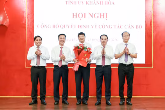Ban Thường vụ Tỉnh ủy Khánh Hòa chúc mừng ông Phạm Hoài Trung 