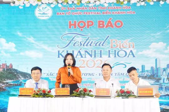 Bà Thái Thị Lệ Hằng, Giám đốc Sở Văn hóa, Thể thao và Du lịch tỉnh Khánh Hòa trả lời các câu hỏi tại buổi họp báo