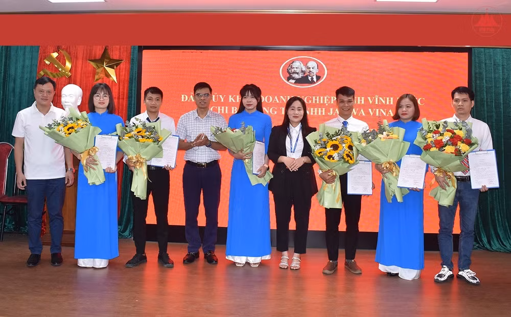 vinh phuc moi chi bo dang vien la long cot trong cong tac xay dung dang hinh 2