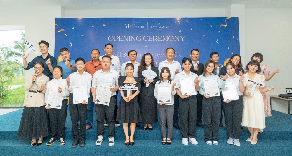 hotel academy viet nam khai giang lop quan tri khach san va trao hoc bong toan phan vet by ehl hinh 1