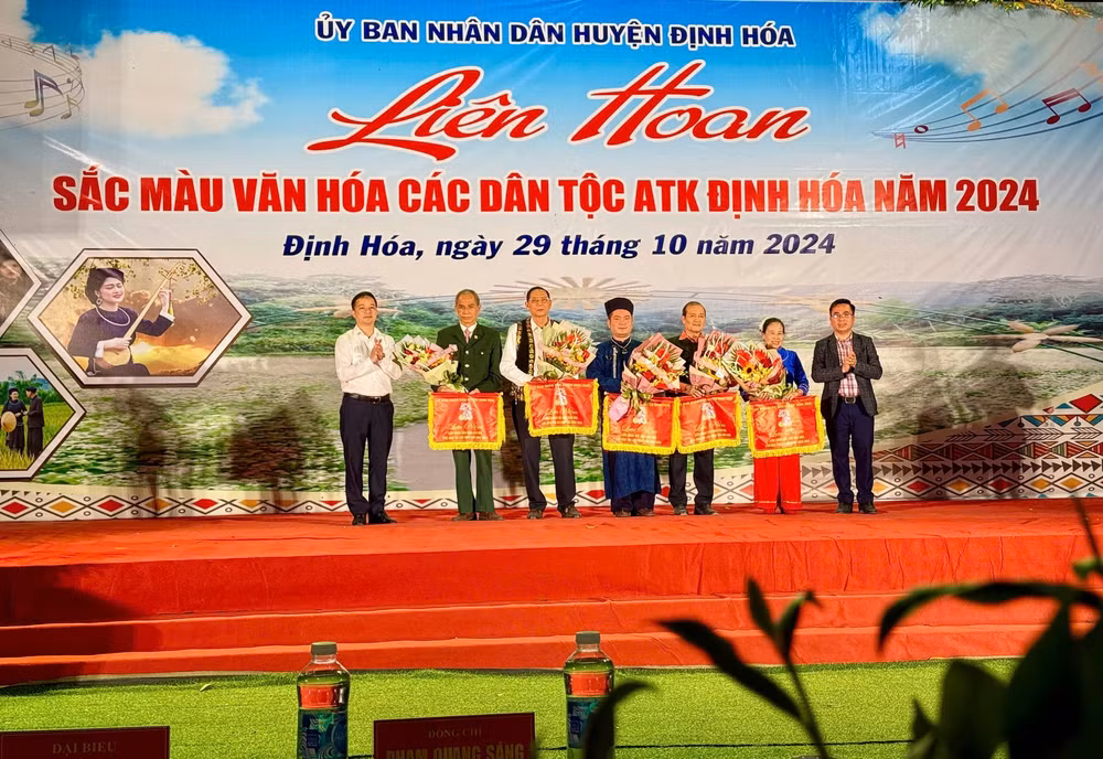 lang dong voi khong gian van hoa truyen thong trong lien hoan sac mau van hoa cac dan toc atk dinh hoa hinh 1