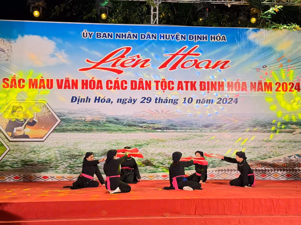 lang dong voi khong gian van hoa truyen thong trong lien hoan sac mau van hoa cac dan toc atk dinh hoa hinh 2