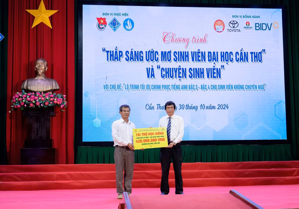 phan bon ca mau trao hoc bong thap sang uoc mo sinh vien dai hoc can tho lan viii hinh 2