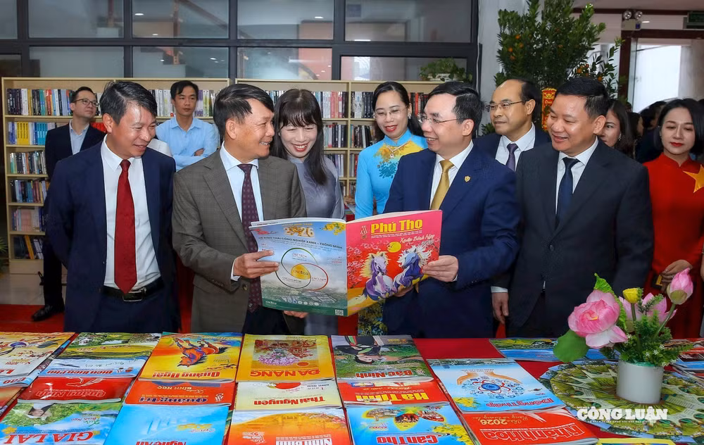 Các đại biểu tham quan không gian trưng bày ấn phẩm báo chí Xuân của Trung ương và địa phương.