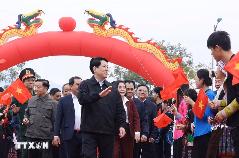 Chủ tịch nước Lương Cường dự Lễ phát động “Tết trồng cây đời đời nhớ ơn Bác Hồ” tại phường Lào Cai, tỉnh Lào Cai. (Ảnh: Lâm Khánh/TTXVN)
