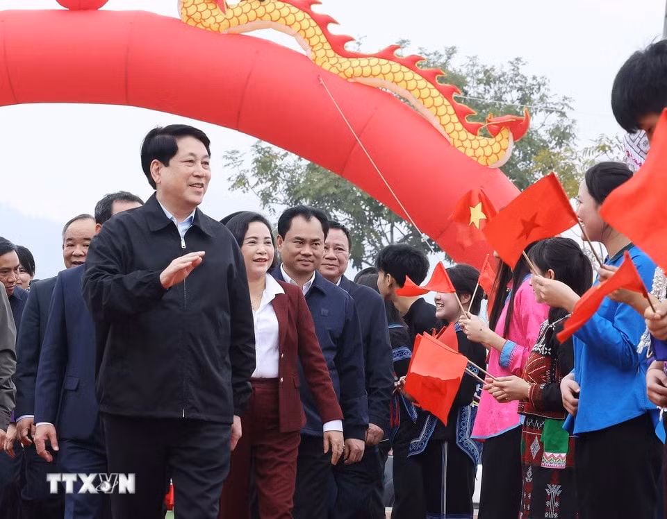 Chủ tịch nước Lương Cường dự Lễ phát động “Tết trồng cây đời đời nhớ ơn Bác Hồ” tại phường Lào Cai, tỉnh Lào Cai. (Ảnh: Lâm Khánh/TTXVN)