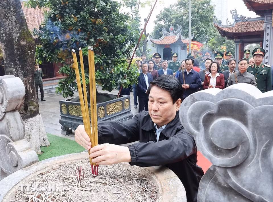 Chủ tịch nước Lương Cường và đoàn công tác dâng hương tại đền Thượng (Lào Cai) cầu cho quốc thái dân an. (Ảnh: Lâm Khánh/TTXVN)