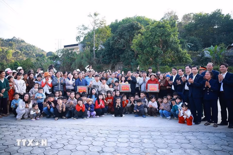 Thủ tướng Phạm Minh Chính với nhân dân Khu tái định cư Đông Khê, Cao Bằng. (Ảnh: Dương Giang/TTXVN)
