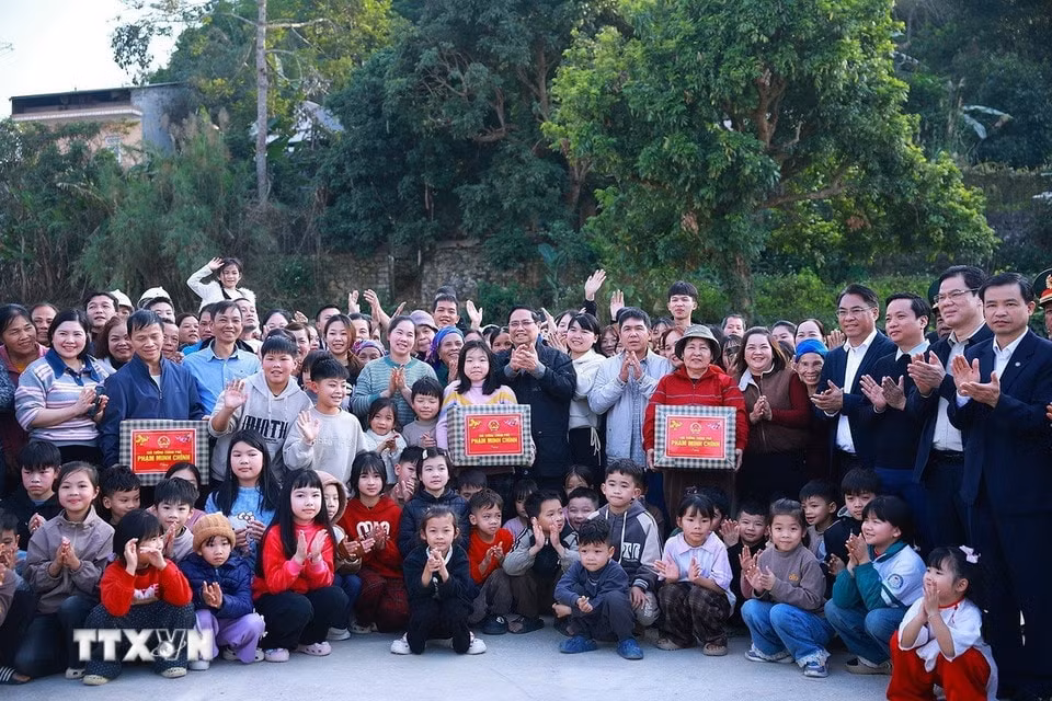 Thủ tướng Phạm Minh Chính với nhân dân Khu tái định cư Đông Khê, Cao Bằng. (Ảnh: Dương Giang/TTXVN)