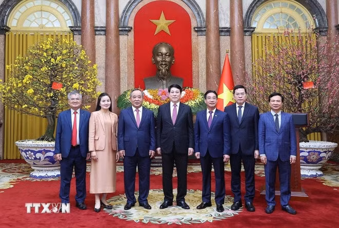 chu-tich-nuoc-luong-cuong-chuc-tet-can-bo-nguoi-lao-dong-van-phong-chu-tich-nuoc-2.jpg