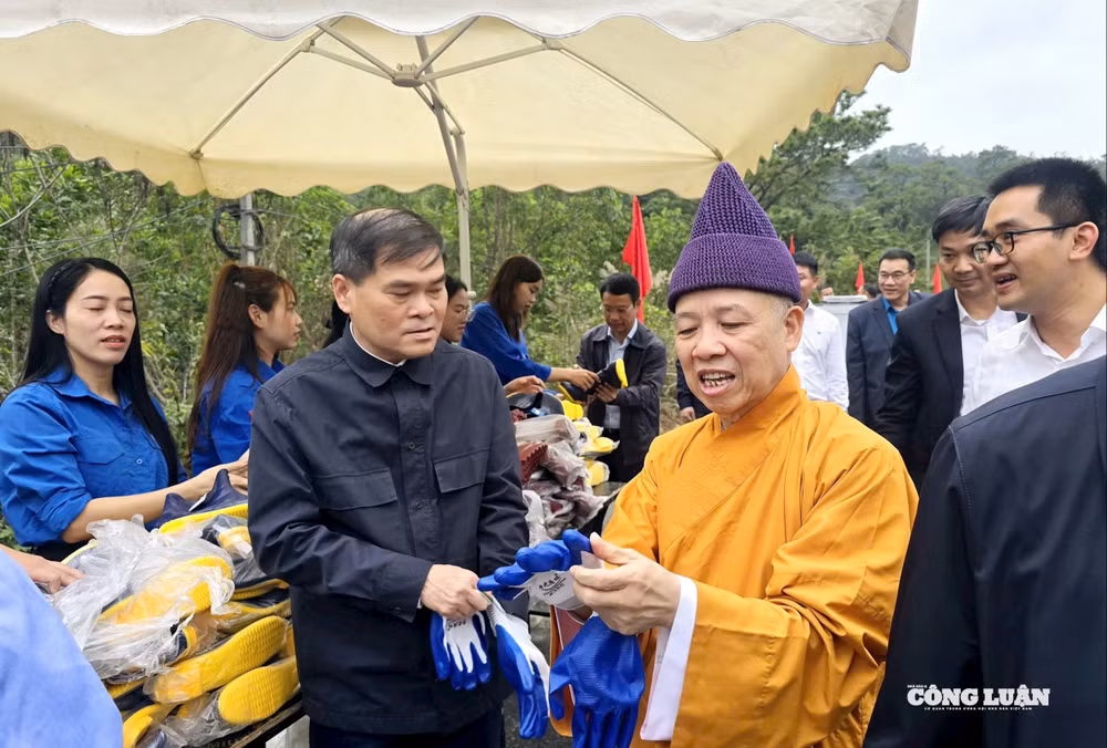 3-quang-ninh-phat-dong-tet-trong-cay-xuan-2026.jpg