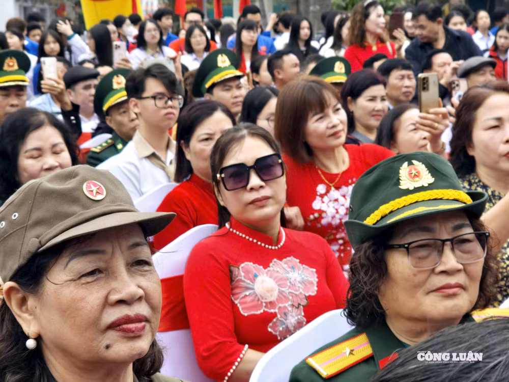 4-khai-but-dau-xuan-tai-nui-bai-tho-quang-ninh.jpg