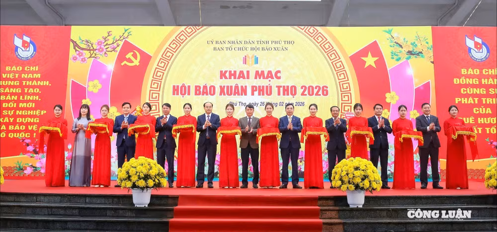 Các đại biểu thực hiện nghi thức cắt băng khai mạc Hội Báo Xuân Phú Thọ 2026.