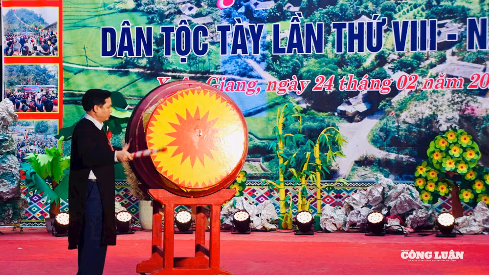 Bí thư UBND xã Xuân Giang đánh trống khai hội.