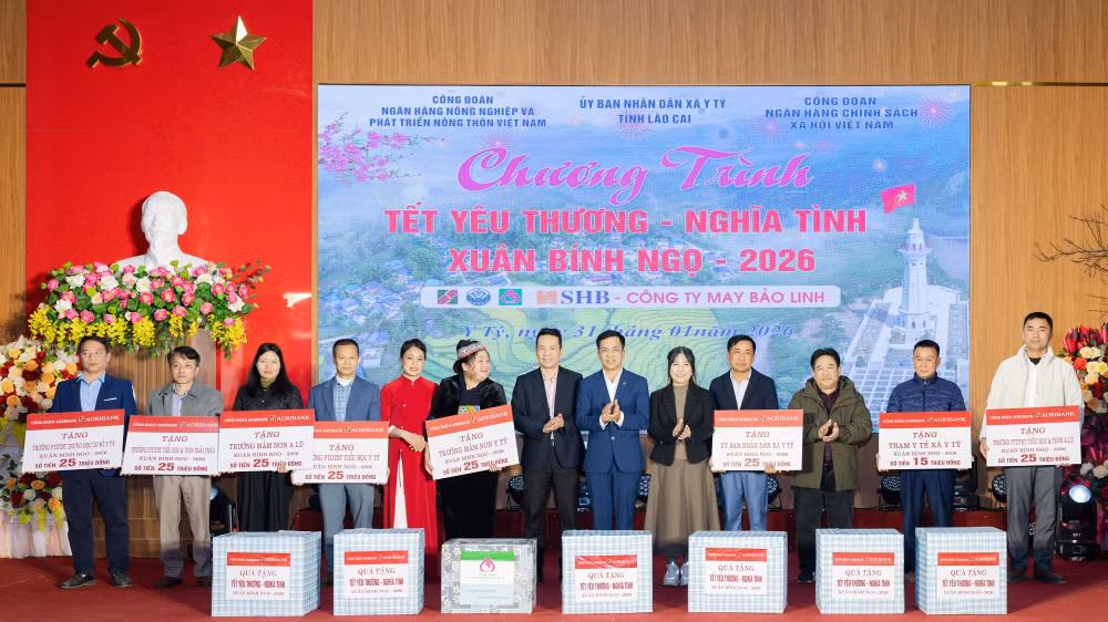 Công đoàn Agribank trao quà tới Ủy ban Nhân dân xã Y Tý và các trường THCS, Tiểu học và mầm non tại xã Y Tý