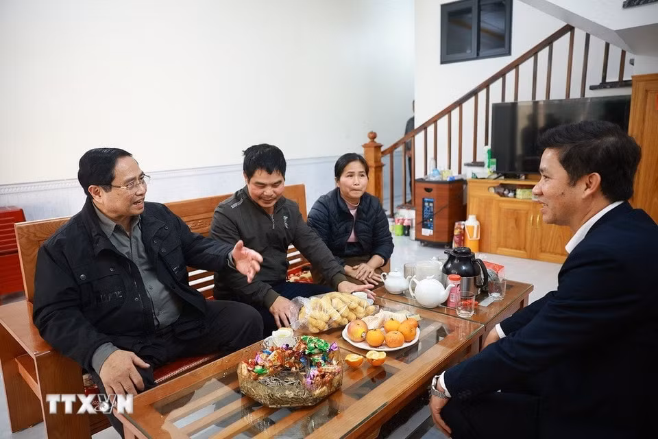 Thủ tướng Phạm Minh Chính thăm, chúc Tết nhân dân Khu tái định cư Đông Khê, Cao Bằng. (Ảnh: Dương Giang/TTXVN)