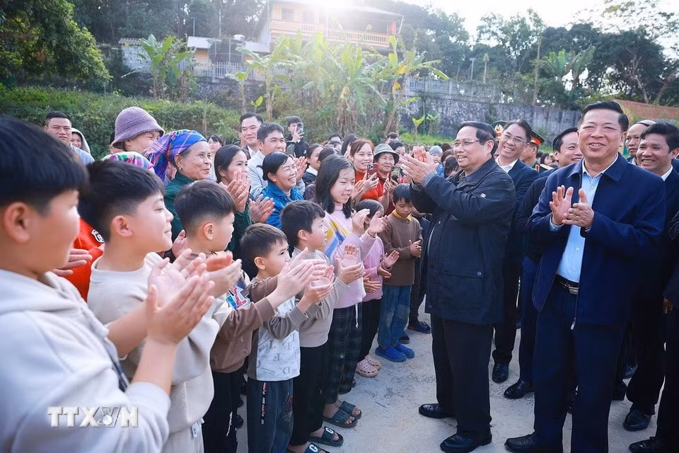 Thủ tướng Phạm Minh Chính thăm, chúc Tết nhân dân Khu tái định cư Đông Khê, Cao Bằng. (Ảnh: Dương Giang/TTXVN)