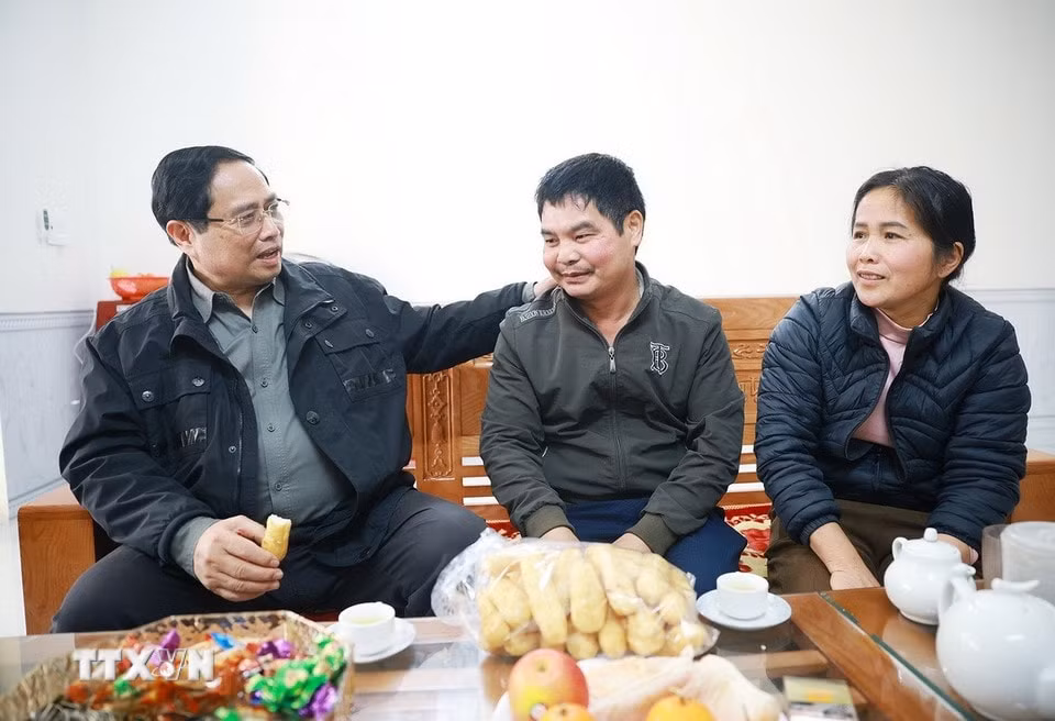 Thủ tướng Phạm Minh Chính thăm, chúc Tết nhân dân Khu tái định cư Đông Khê, Cao Bằng. (Ảnh: Dương Giang/TTXVN)