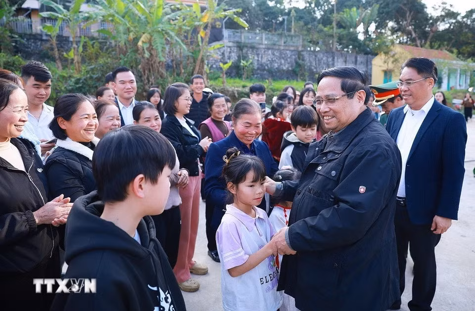 Thủ tướng Phạm Minh Chính thăm, chúc Tết nhân dân Khu tái định cư Đông Khê, Cao Bằng. (Ảnh: Dương Giang/TTXVN)