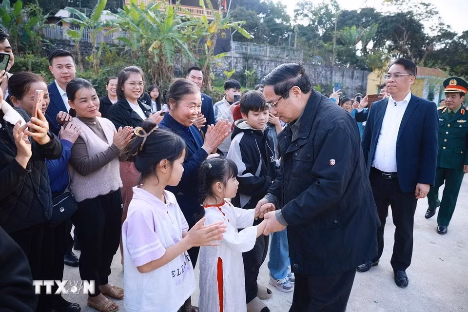 Thủ tướng Phạm Minh Chính thăm, chúc Tết nhân dân Khu tái định cư Đông Khê, Cao Bằng. (Ảnh: Dương Giang/TTXVN)