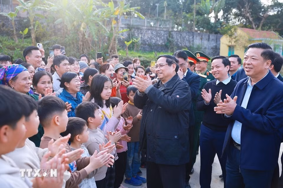 Thủ tướng Phạm Minh Chính thăm, chúc Tết nhân dân Khu tái định cư Đông Khê, Cao Bằng. (Ảnh: Dương Giang/TTXVN)