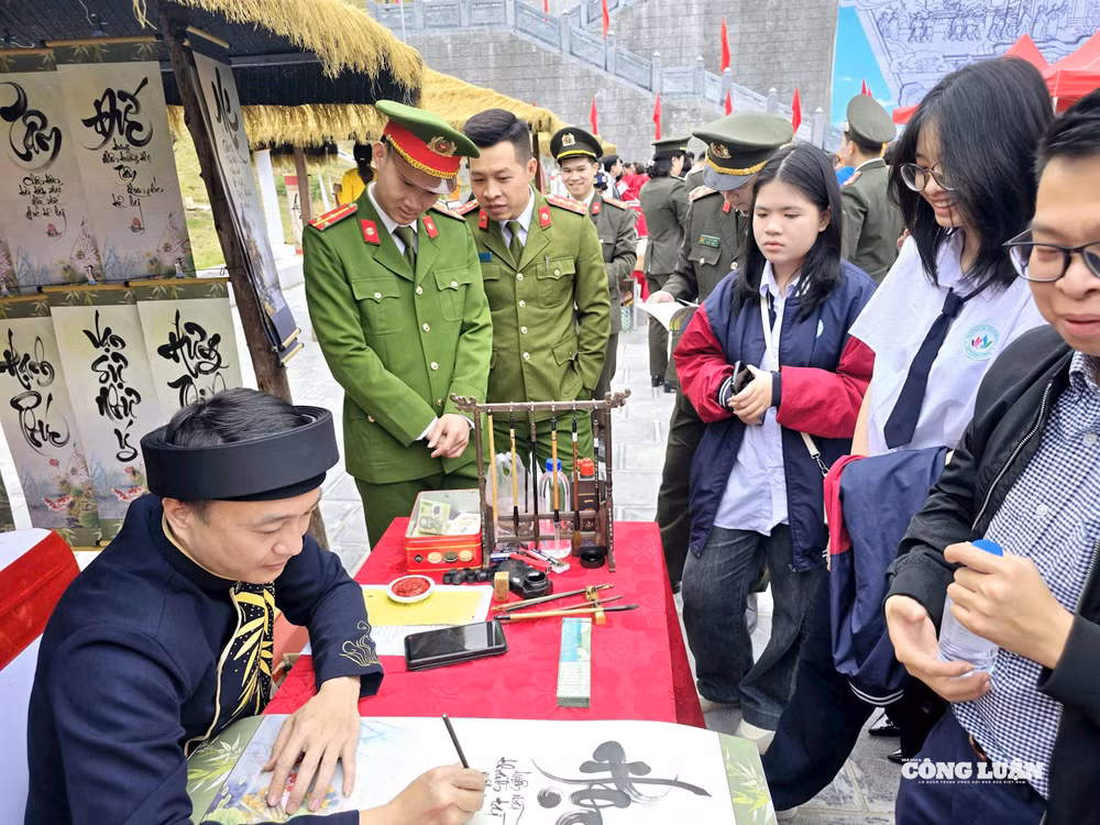 3-khai-but-dau-xuan-tai-nui-bai-tho-quang-ninh.jpg