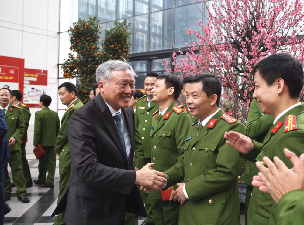 Phó Thủ tướng Thường trực Nguyễn Hòa Bình thăm, chúc Tết cán bộ, chiến sĩ Cục C03- Ảnh 1.