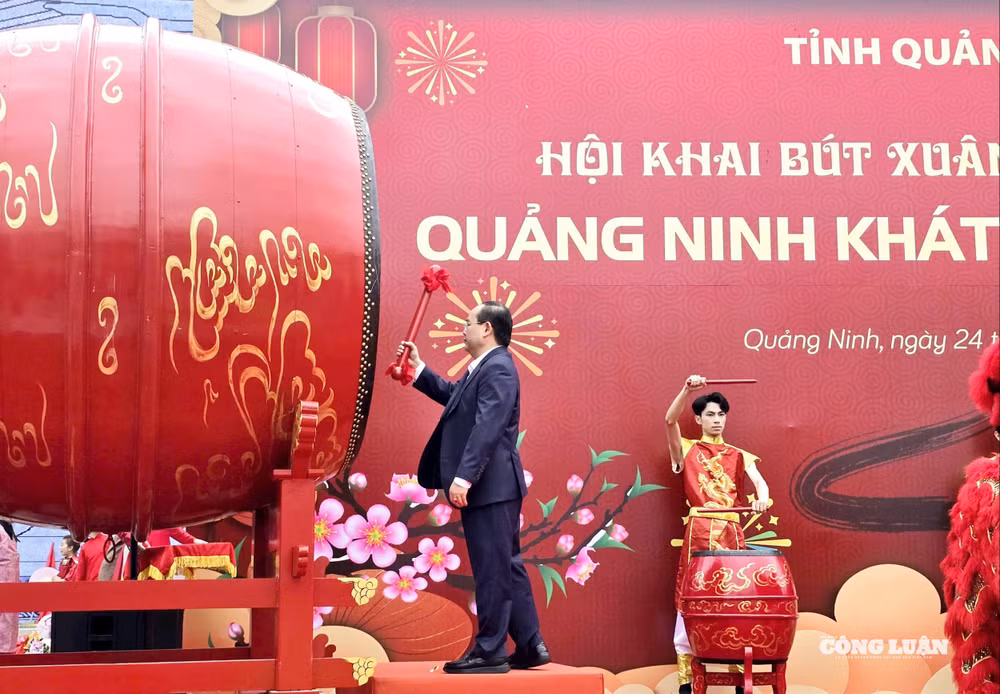 1-khai-but-dau-xuan-tai-nui-bai-tho-quang-ninh.jpg