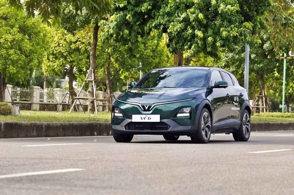 VinFast VF 6 ngày càng nới rộng khoảng cách về doanh số so với đối thủ Mitsubishi Xforce - Ảnh: VF